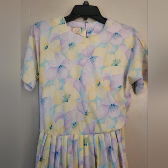VINATGE PASTEL PLEATED DRESS - Picture 3 of 10
